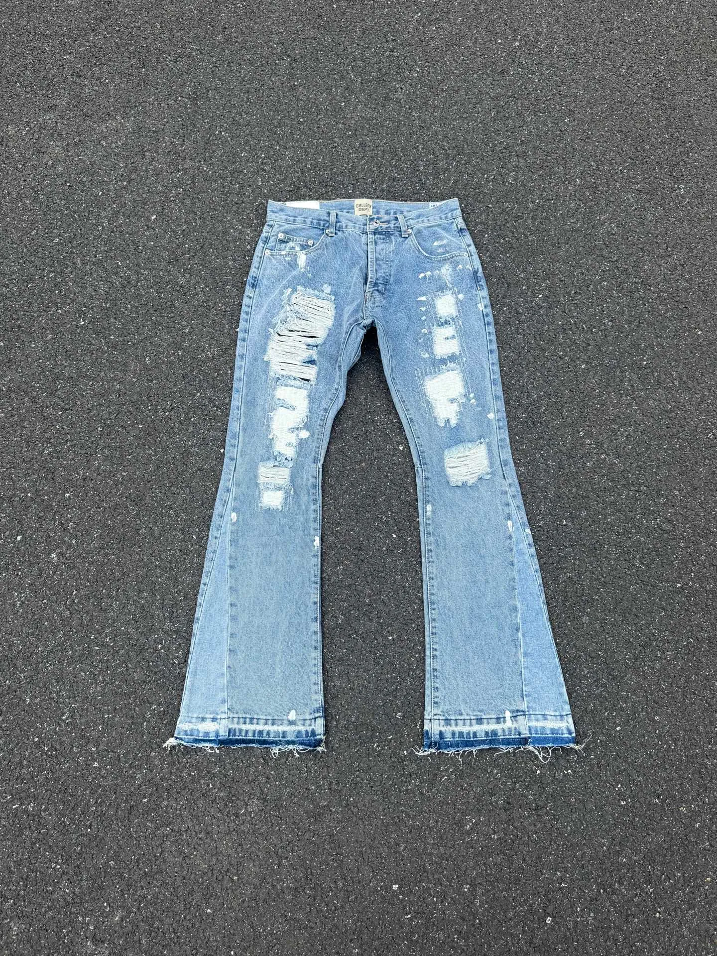 P250💰G70 GALLERY DEPT. Denim bell-bottoms with holes and random threads connected to washed and distressed spliced ​​jeans. GALLERY is attracted by these bell-bottoms. Whether it is a reset of Carhartt or Levis, it has created a strong brand style. Since these pants are modified from rare vintage, the production capacity is limited. Therefore, after many icons wore them, these pants were once hard to find. Later, perhaps due to the improvement of GD's business in the past two years and the expansion of production lines, the brand itself lowered the price, so I can't wait any longer for these pants this year and will definitely buy them. During the process of the denim washing plant, the owner of the washing plant helped introduce a boss who had worked for Levi's foundry and started his own business. This also paved the way for the following styles. Therefore, Levi's remodeled single product for the base plate is really familiar. Whether it is the fabrics supplied or the lathes used in production, there is nothing to choose from. -Color: blue -Size: S-XXL (corresponding to 28-36)